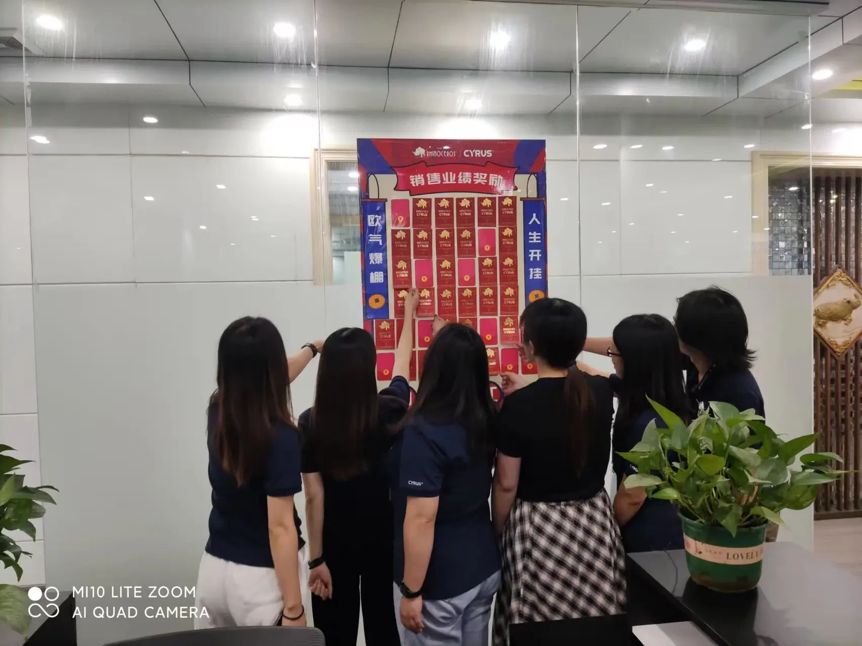 The salesman draws red envelopes The salesman draws red envelopes