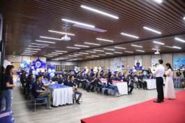 Rhinoceros の創設者が、自身の起業家精神とスタッフの歴史を語り、誕生日を祝う