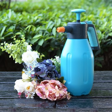 庭の水分補給: 信頼できるじょうろを使った一日