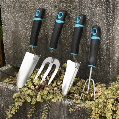 自宅のバルコニーにある鉢植えの毎日の手入れ