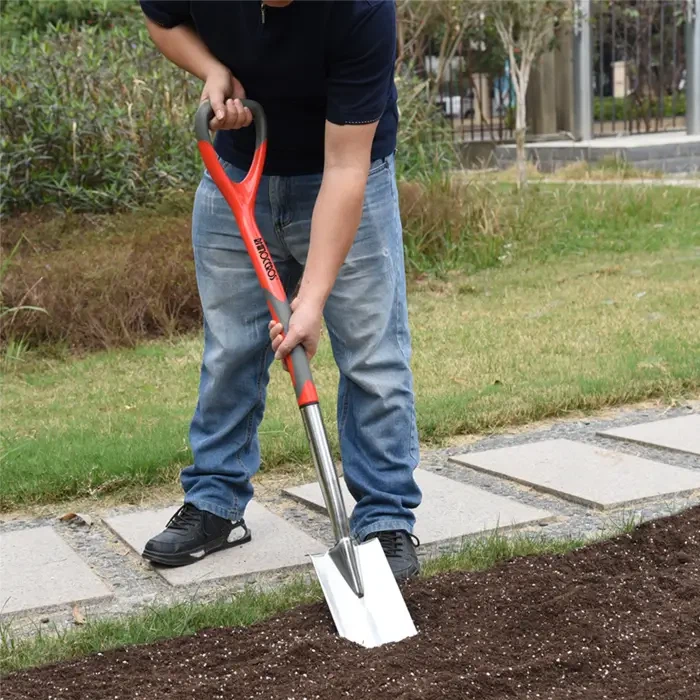 ステンレス vs. カーボン: 園芸工具の選択